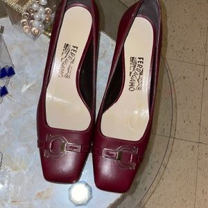 Ferragamo heels in wine color in great conditions